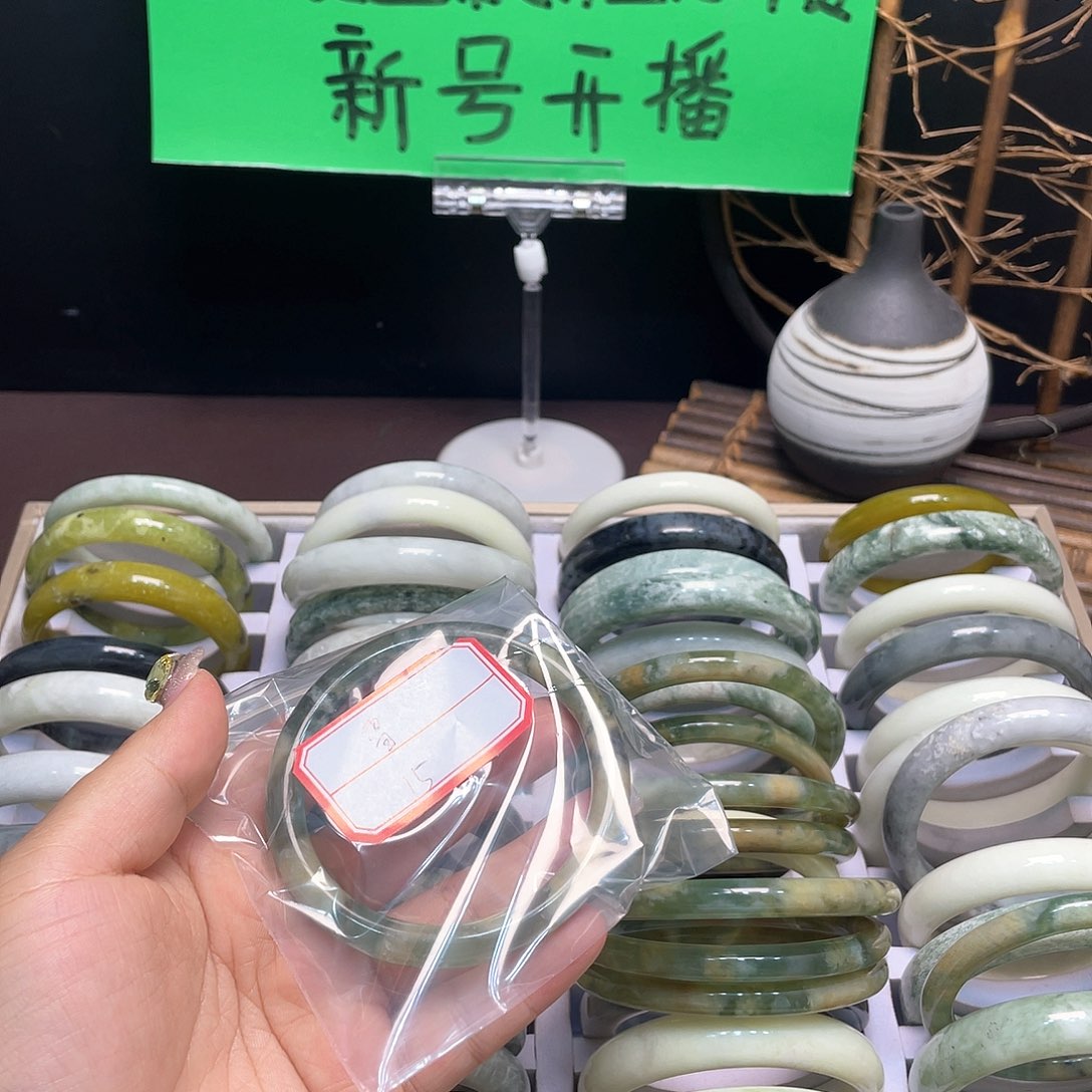 蛇纹石玉手镯未镶嵌莫*?