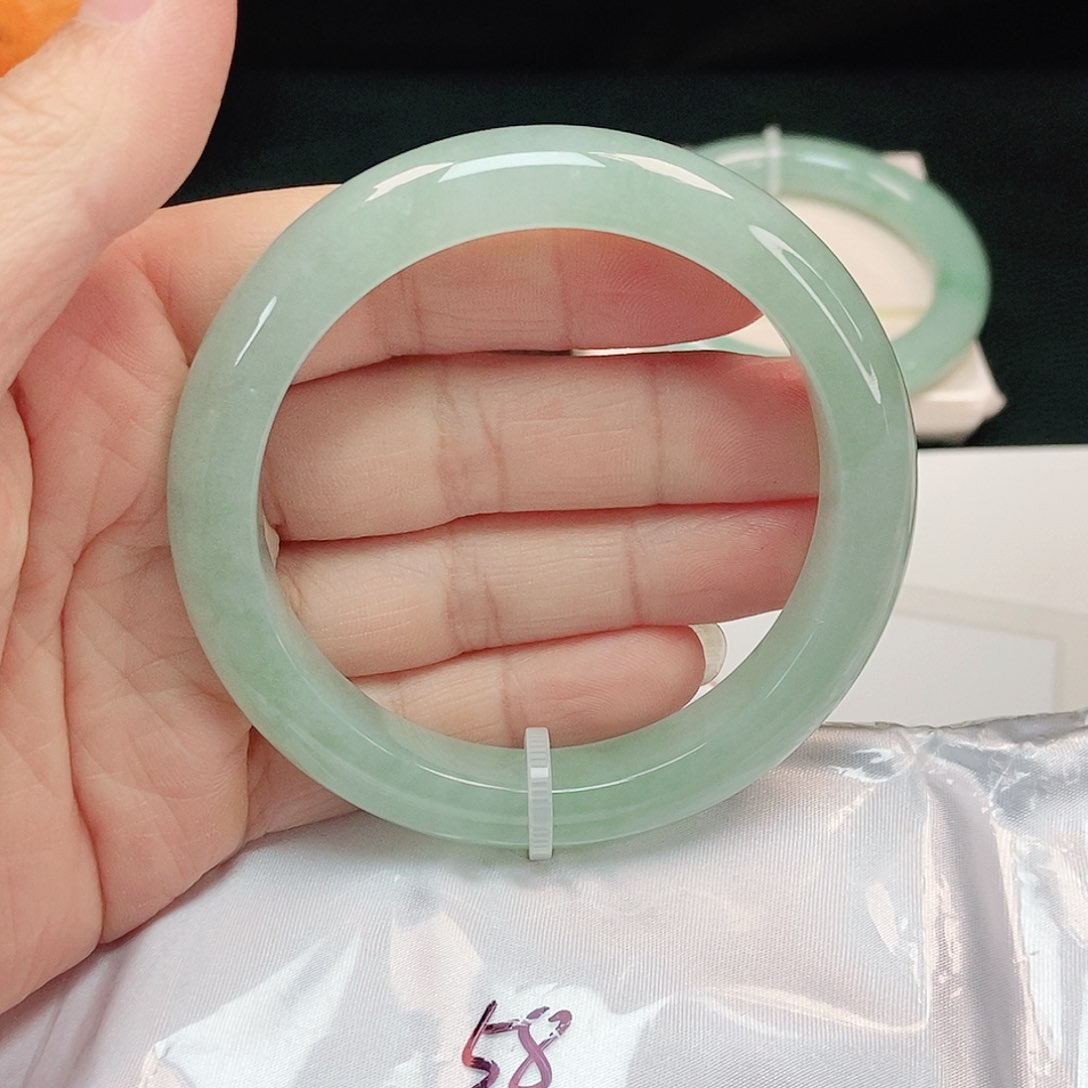 翡翠手镯未镶嵌正圈
