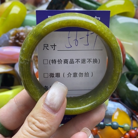 蛇纹石玉手镯未镶嵌