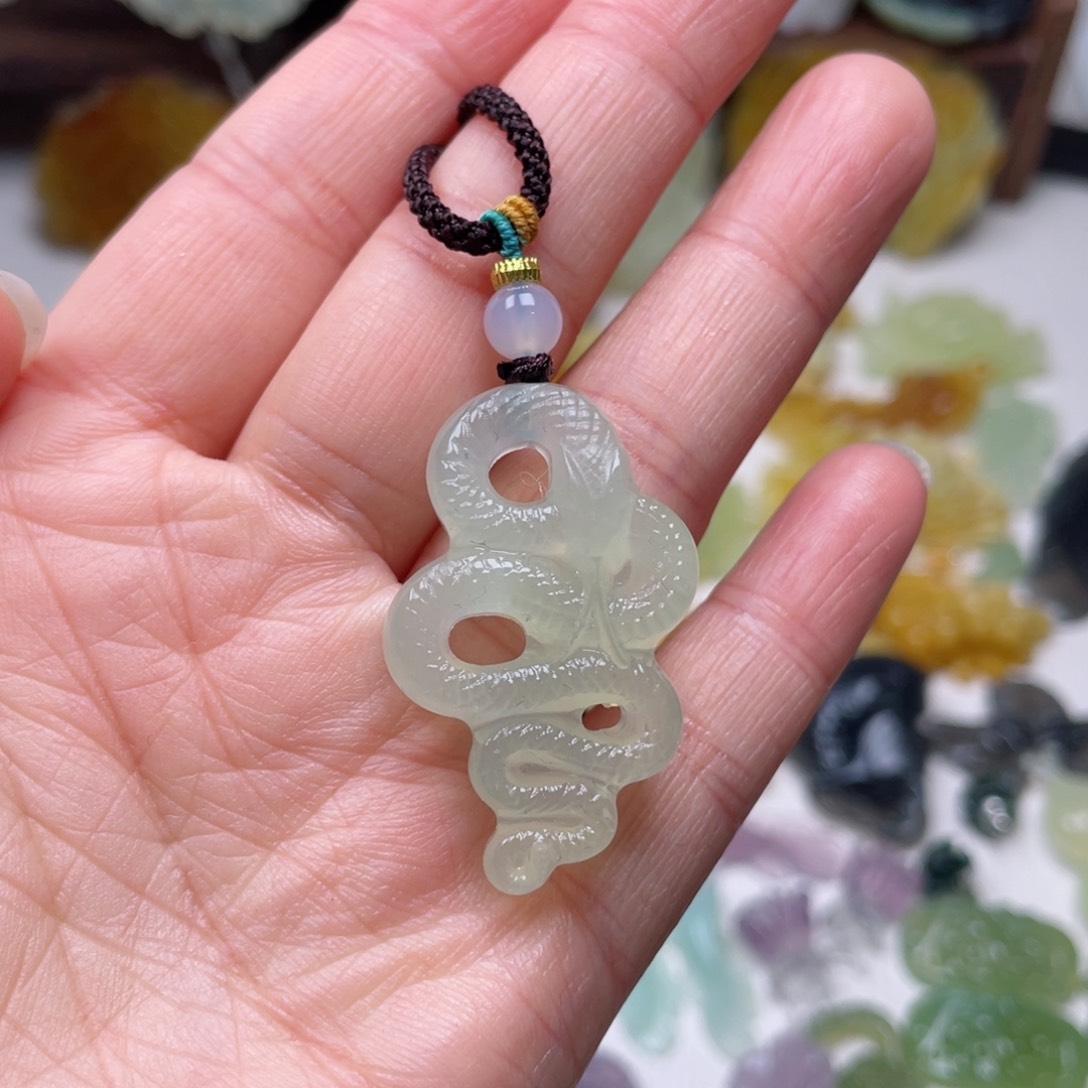 蛇纹石玉颈饰未镶嵌