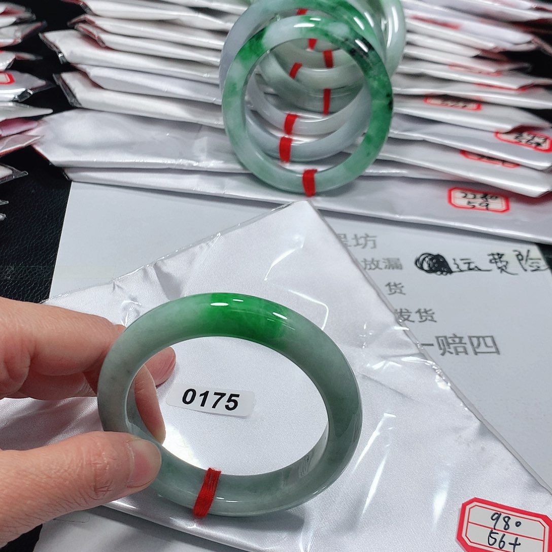 翡翠手镯未镶嵌天然缅甸A货翡翠手镯