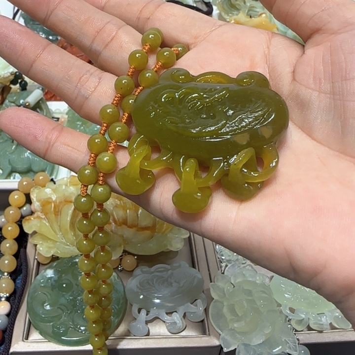 蛇纹石玉吊坠未镶嵌