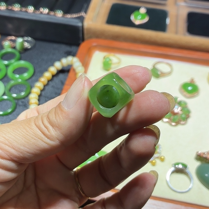 樱***桃和田玉（碧玉）未镶嵌吊坠(不含链)碧玉路路通15*15