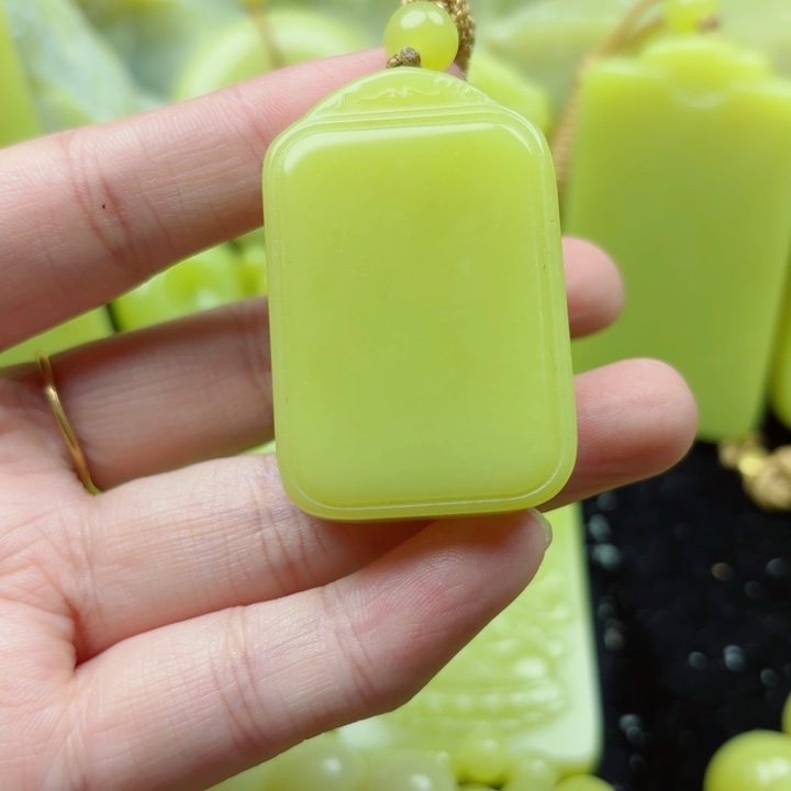 春***回布新疆黄玉无事牌