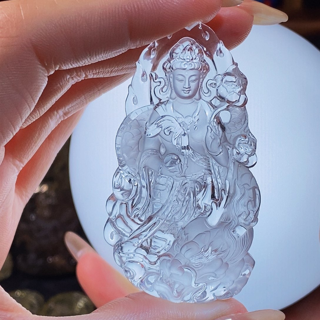 এ***格未镶嵌颈饰水晶吊坠