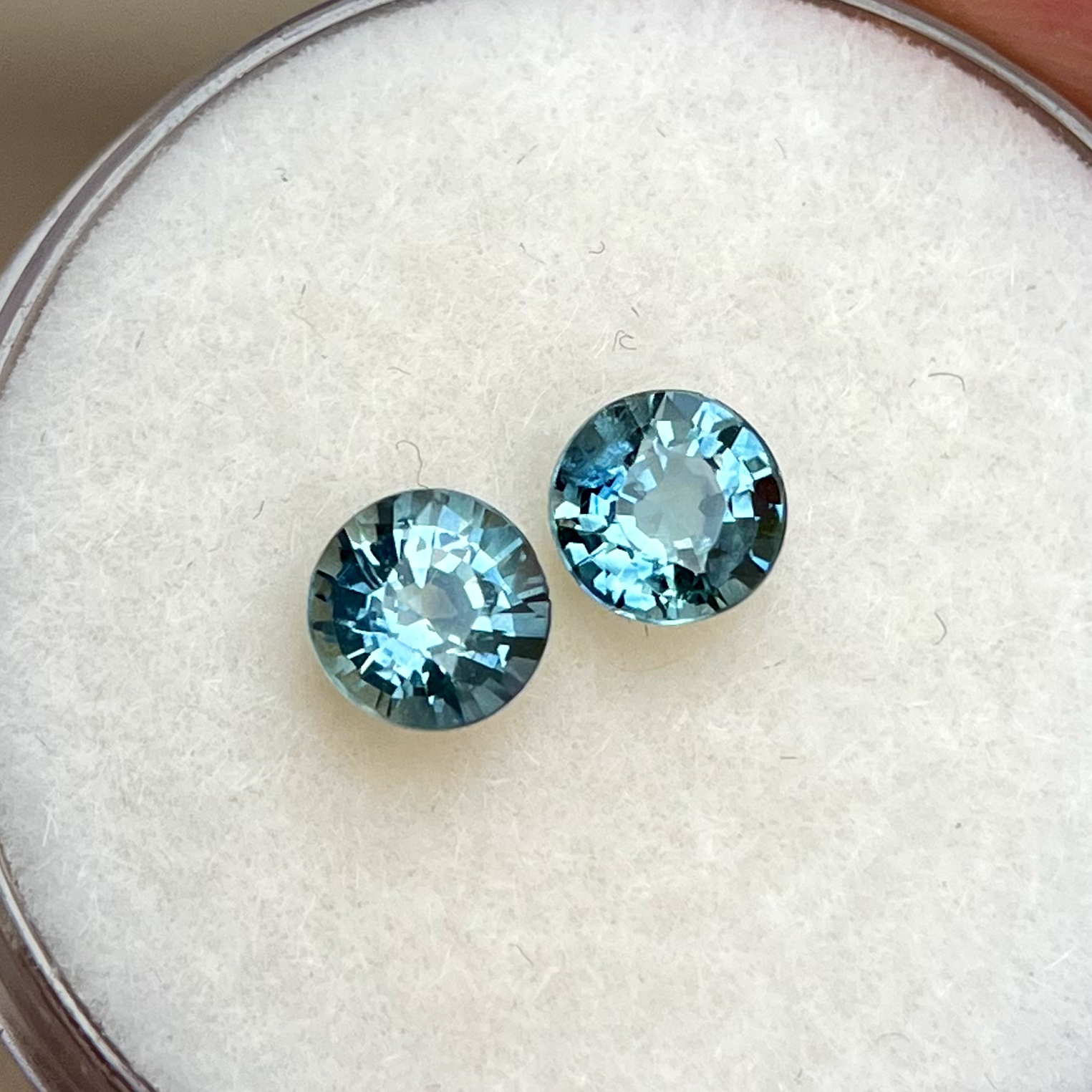 天然蓝宝石裸石 做耳饰首选 亮火彩一致 颜色清新