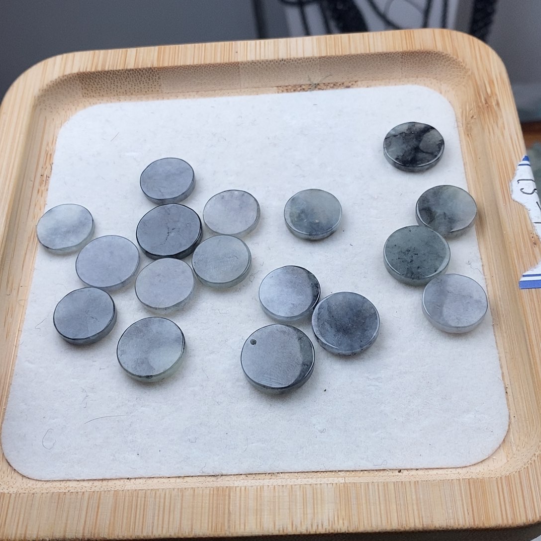 翡翠颈饰未镶嵌乌鸡圆牌两个起拍