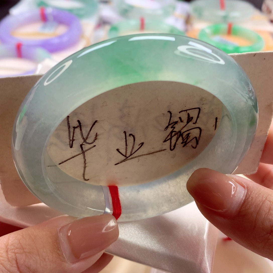 翡翠手镯未镶嵌师妹