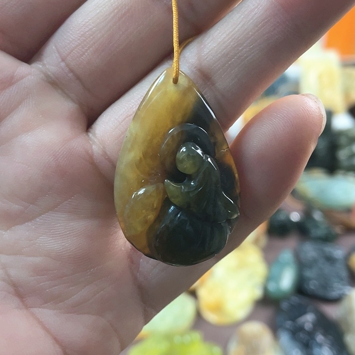 蛇纹石玉颈饰未镶嵌