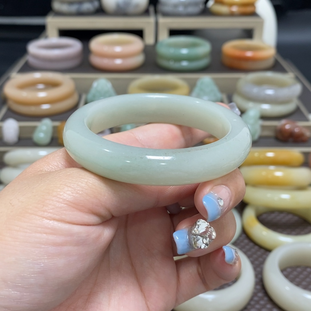 石英质玉手镯未镶嵌