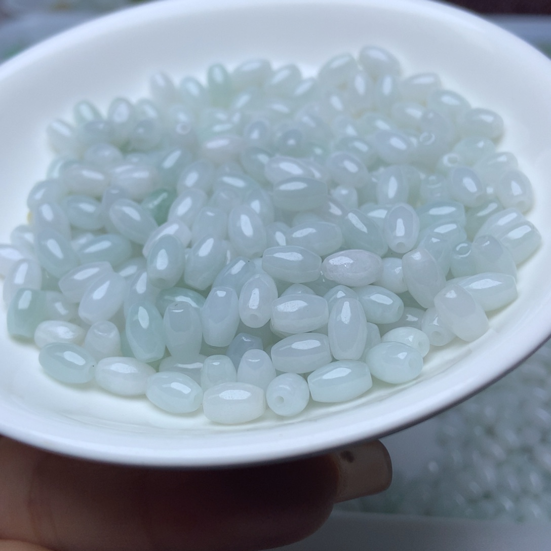 翡翠A货卡4.5mm乘7.5mm绿白米珠100颗