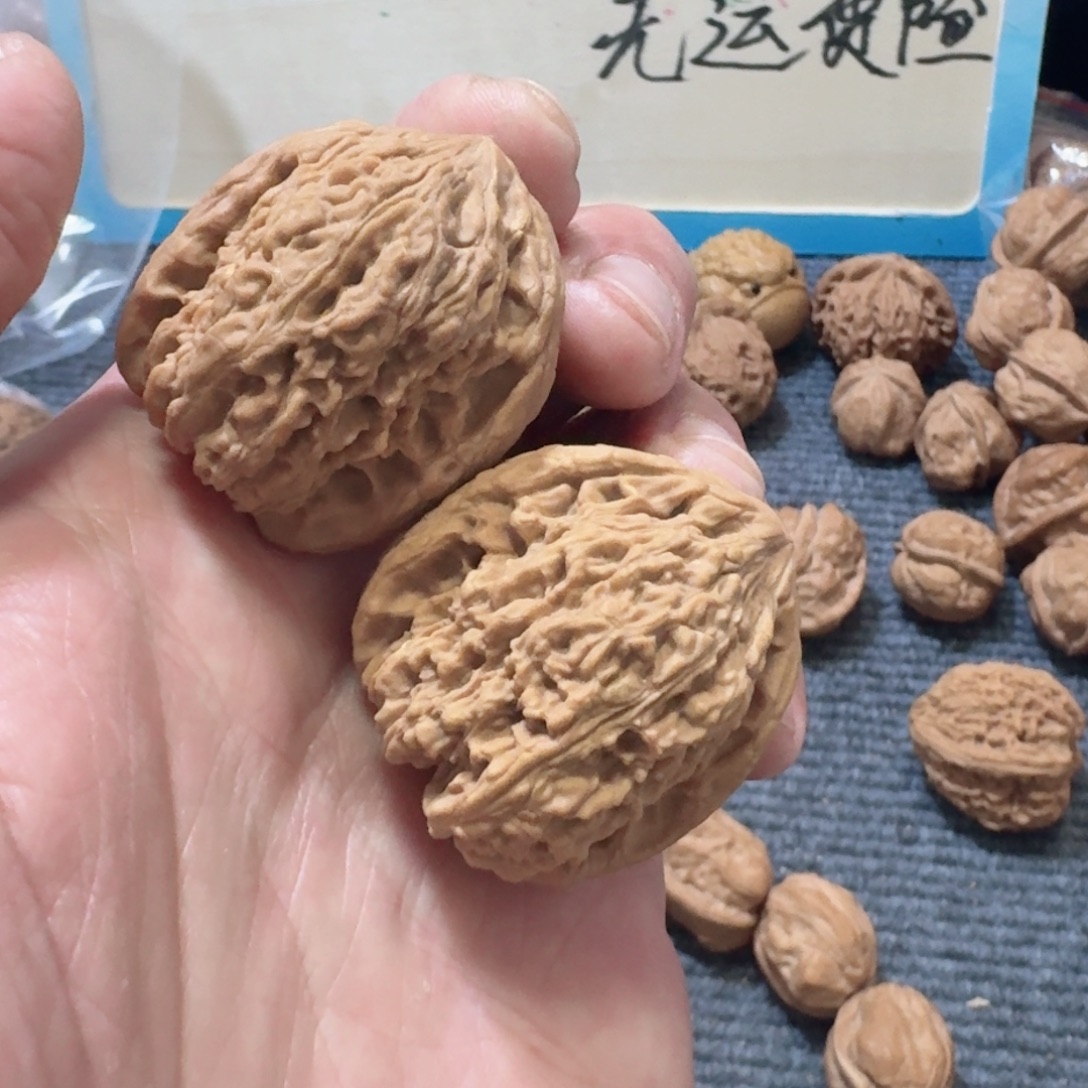 把件文玩核桃微黄南疆石