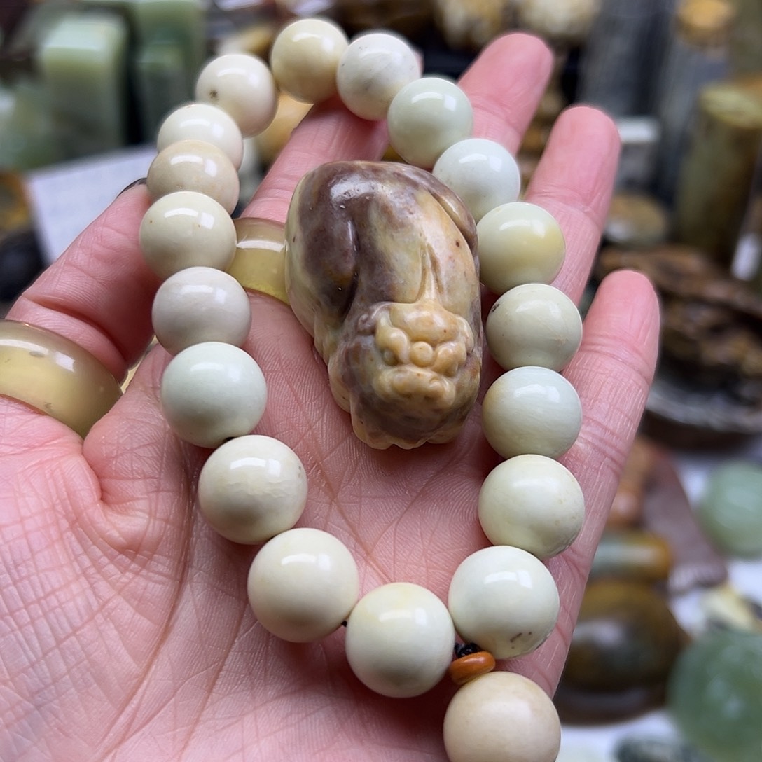 岫玉未镶嵌颈饰辽阳料貔貅手持