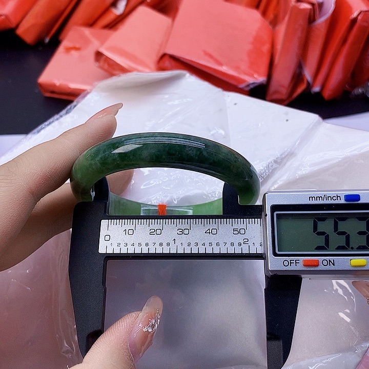 翡翠手镯未镶嵌110。  