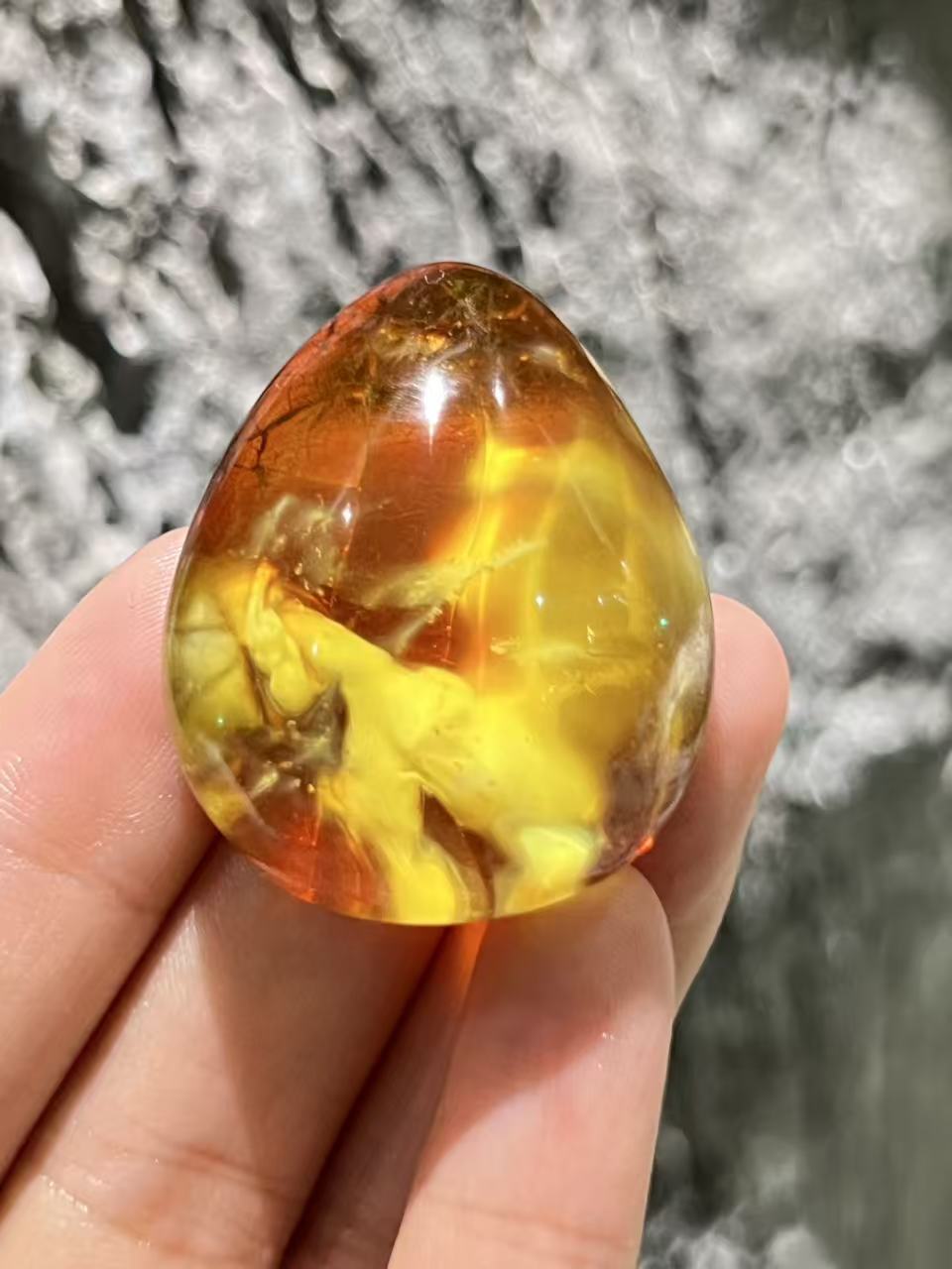 天然琥珀蜜蜡金白荧光吊坠，蜜纹清晰，灵动飘逸，意境优美迷人