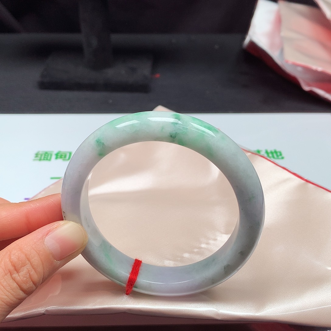 翡翠手镯未镶嵌60圈