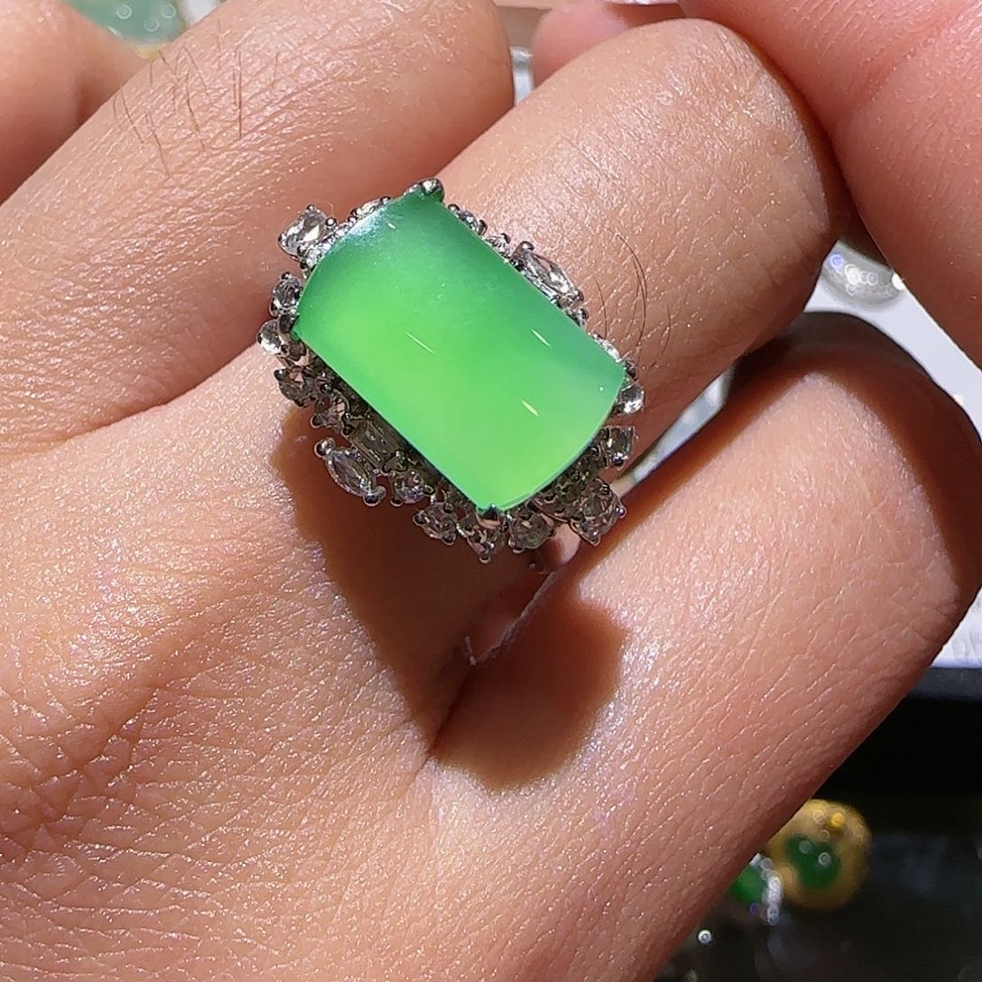 【闪购商品】18K金镶嵌戒指翡翠天然