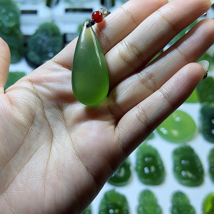 蛇纹石玉颈饰未镶嵌