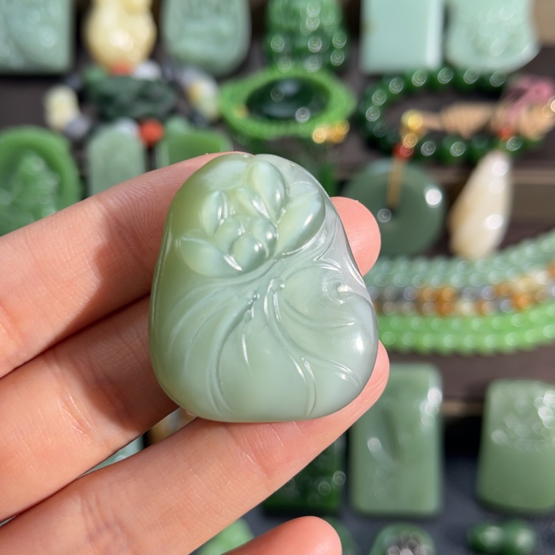 和田玉挂件未镶嵌粉青猫莲叶定制