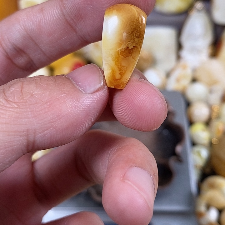 琥珀裸石未镶嵌我