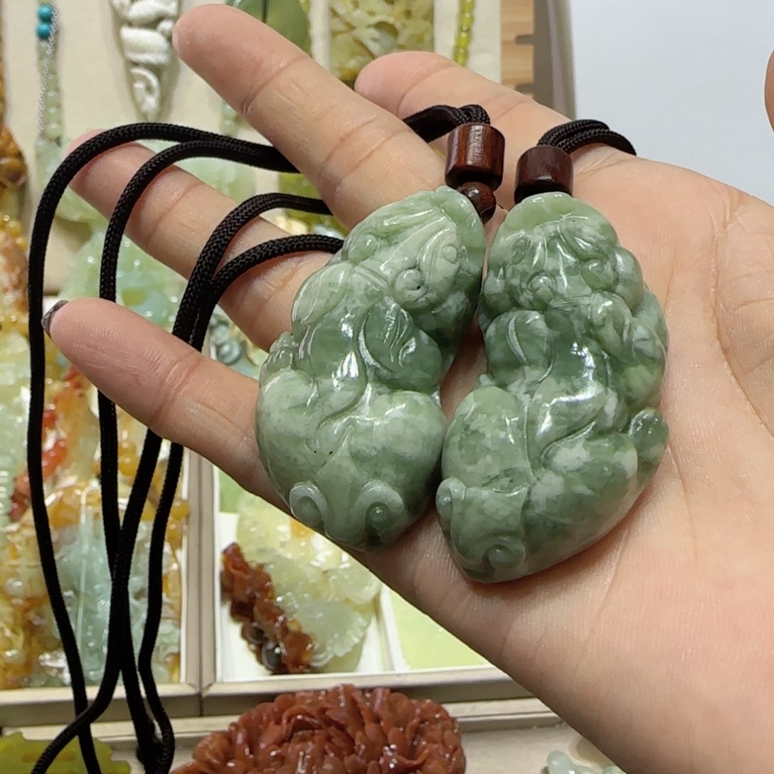 未镶嵌蛇纹石玉吊坠