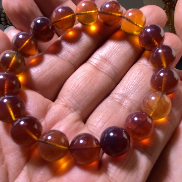 琥珀裸石未镶嵌配饰