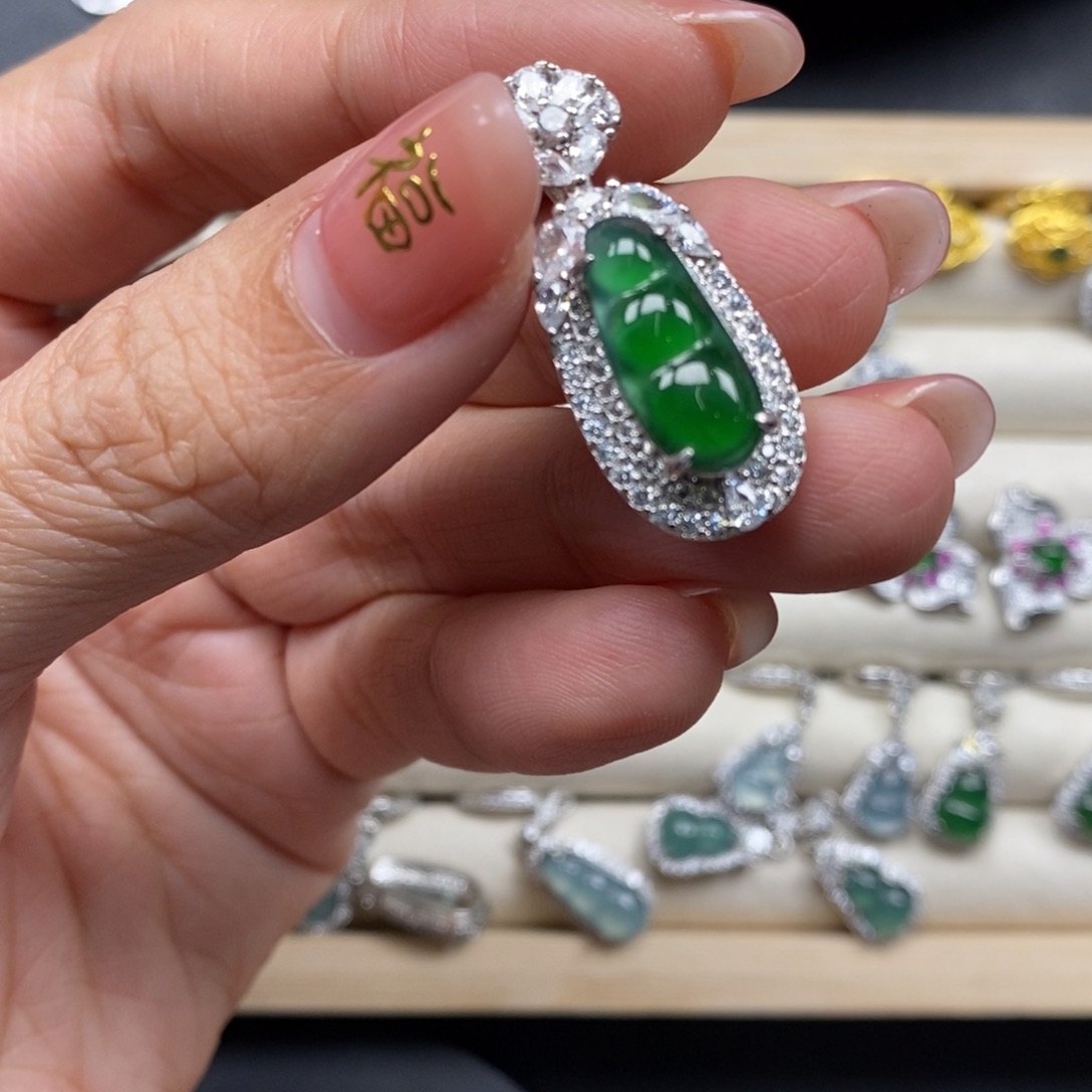 翡翠颈饰未镶嵌翡翠