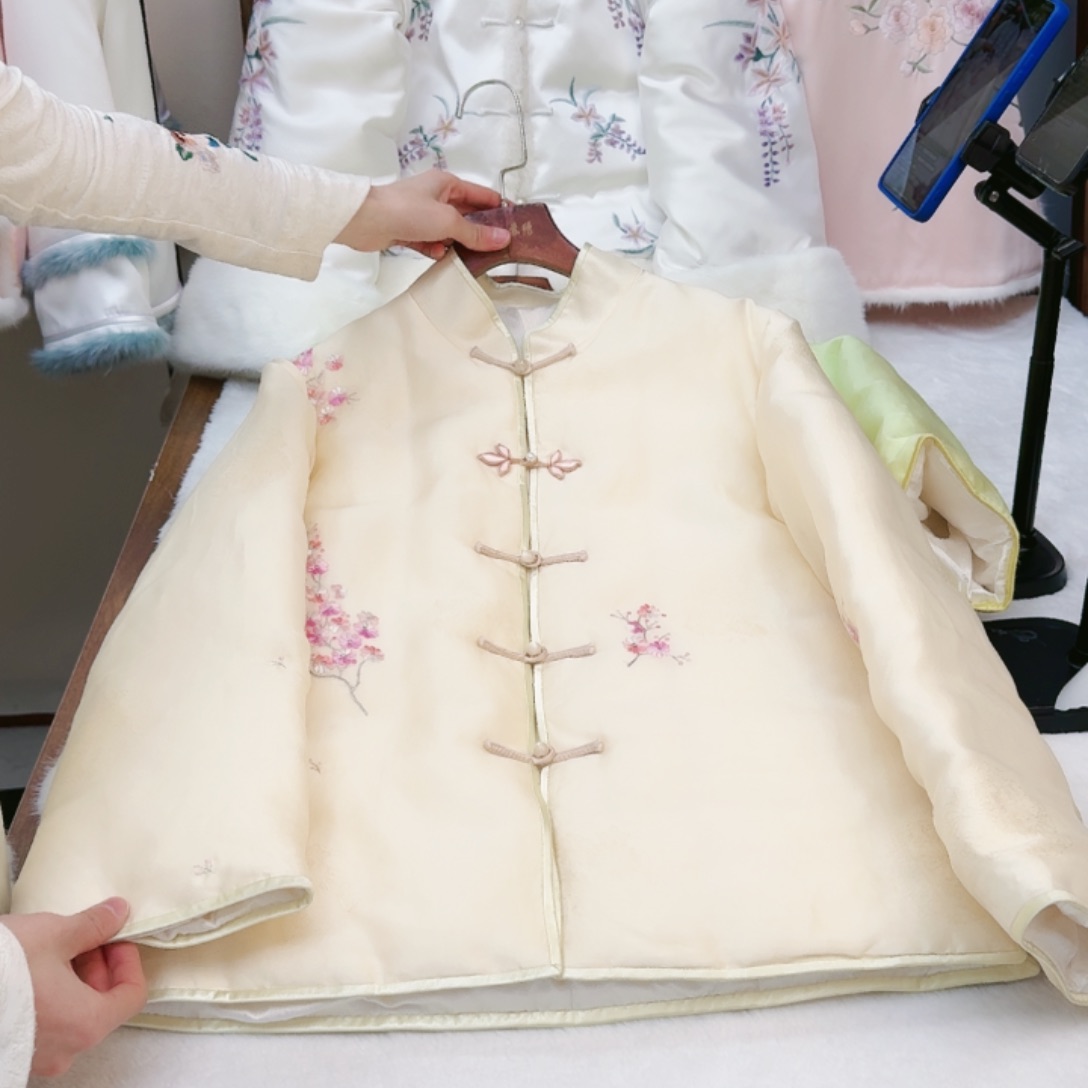 织绣真丝真丝黄色羽绒服