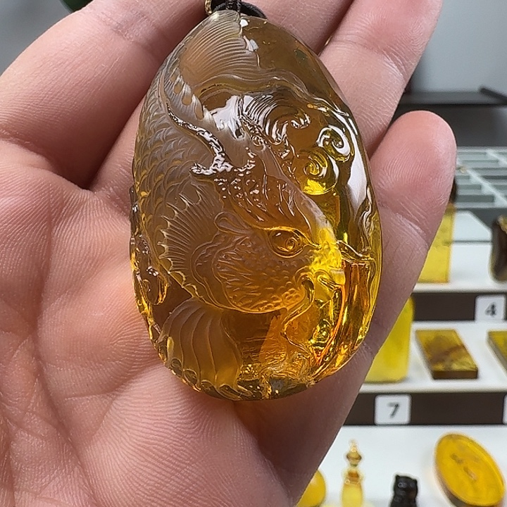 琥珀未镶嵌颈饰龙鱼