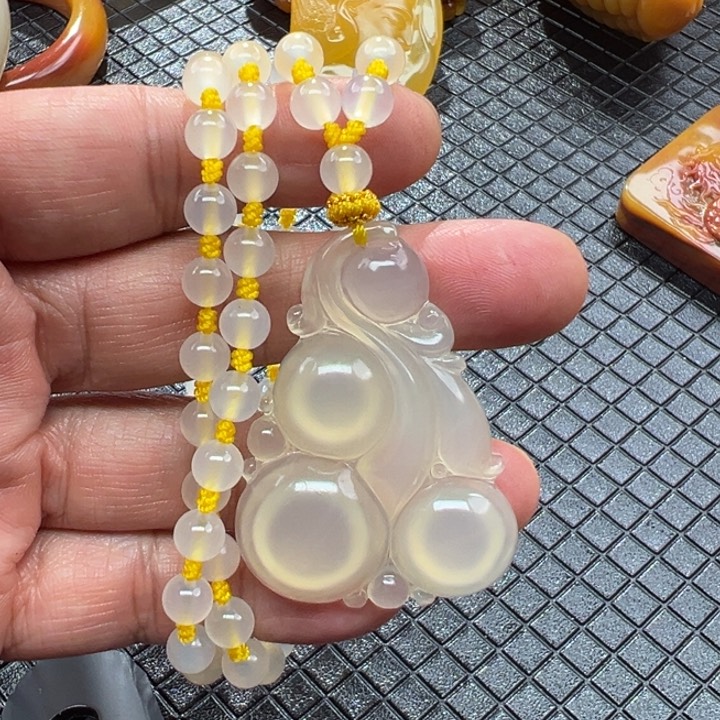 石英质玉（黄龙玉）颈饰未镶嵌