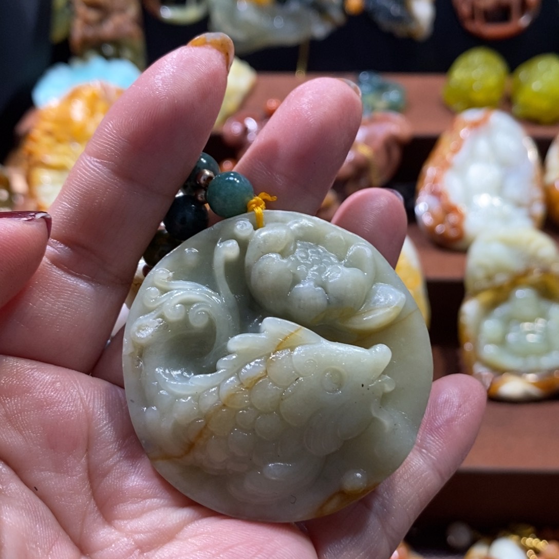 蛇纹石玉颈饰未镶嵌