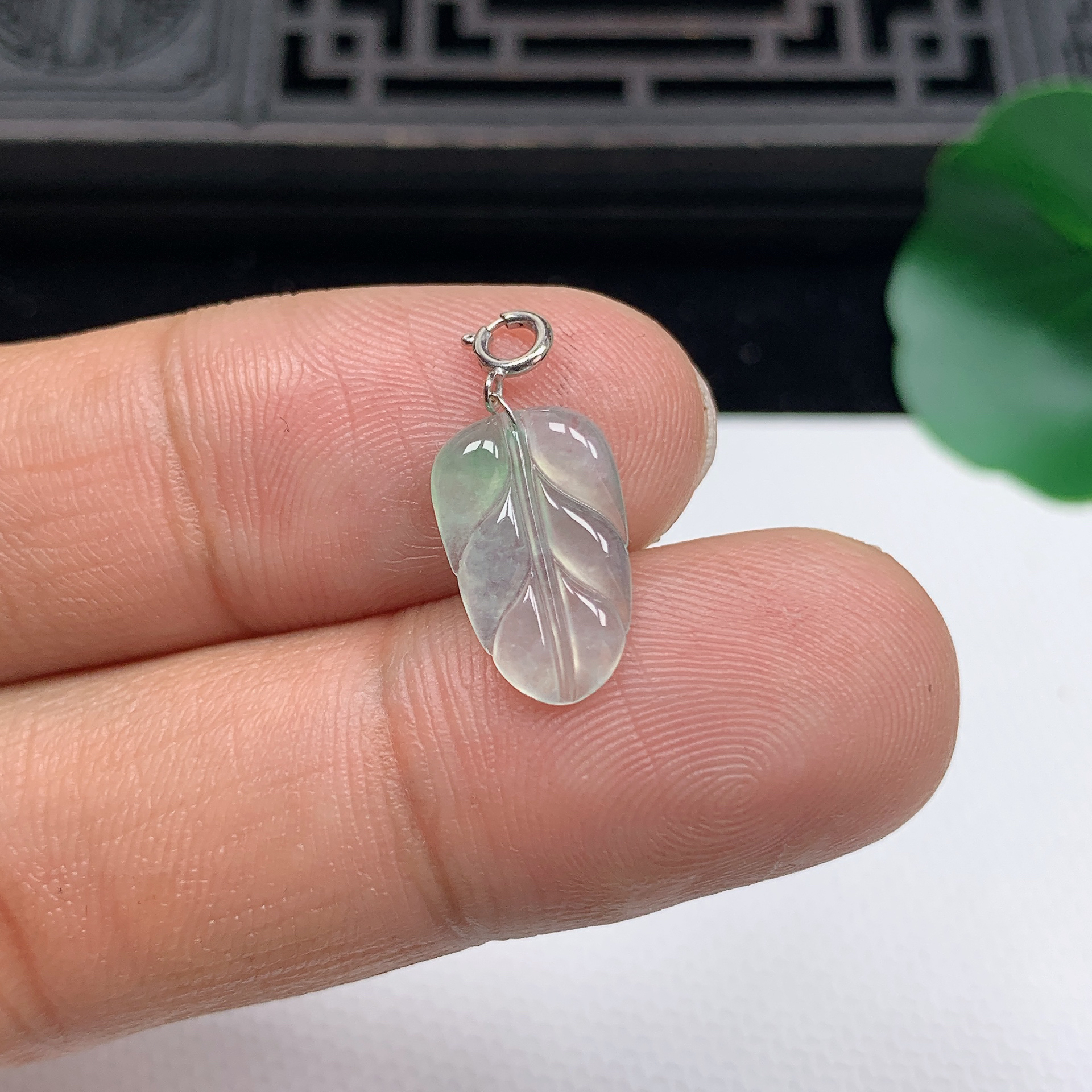 缅甸天然翡翠A货18K金扣精美冰飘绿叶子小吊坠14.1*8.8*2.1mm