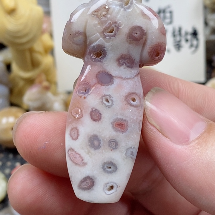 颈饰未镶嵌硅化珊瑚（珊瑚玉）