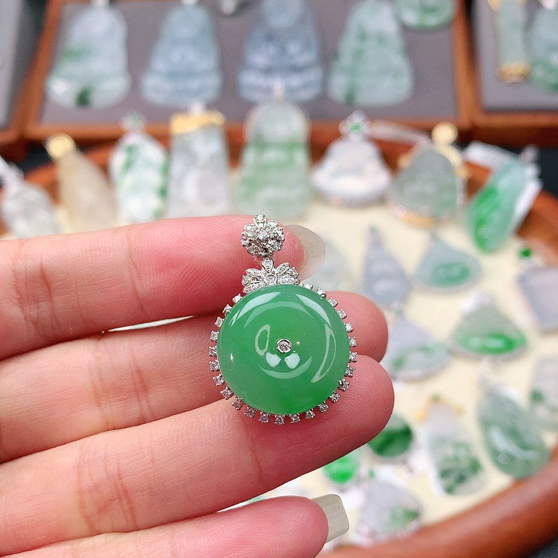 颈饰18K金镶嵌翡翠平安扣