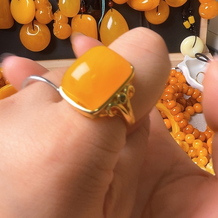 马***功波罗的海蜜糖戒指一个