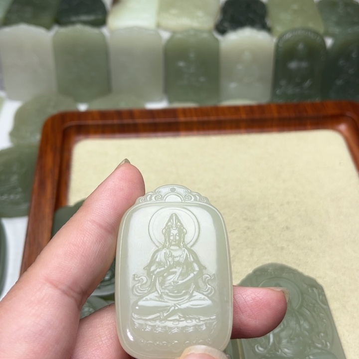 和田玉颈饰未镶嵌?***妈