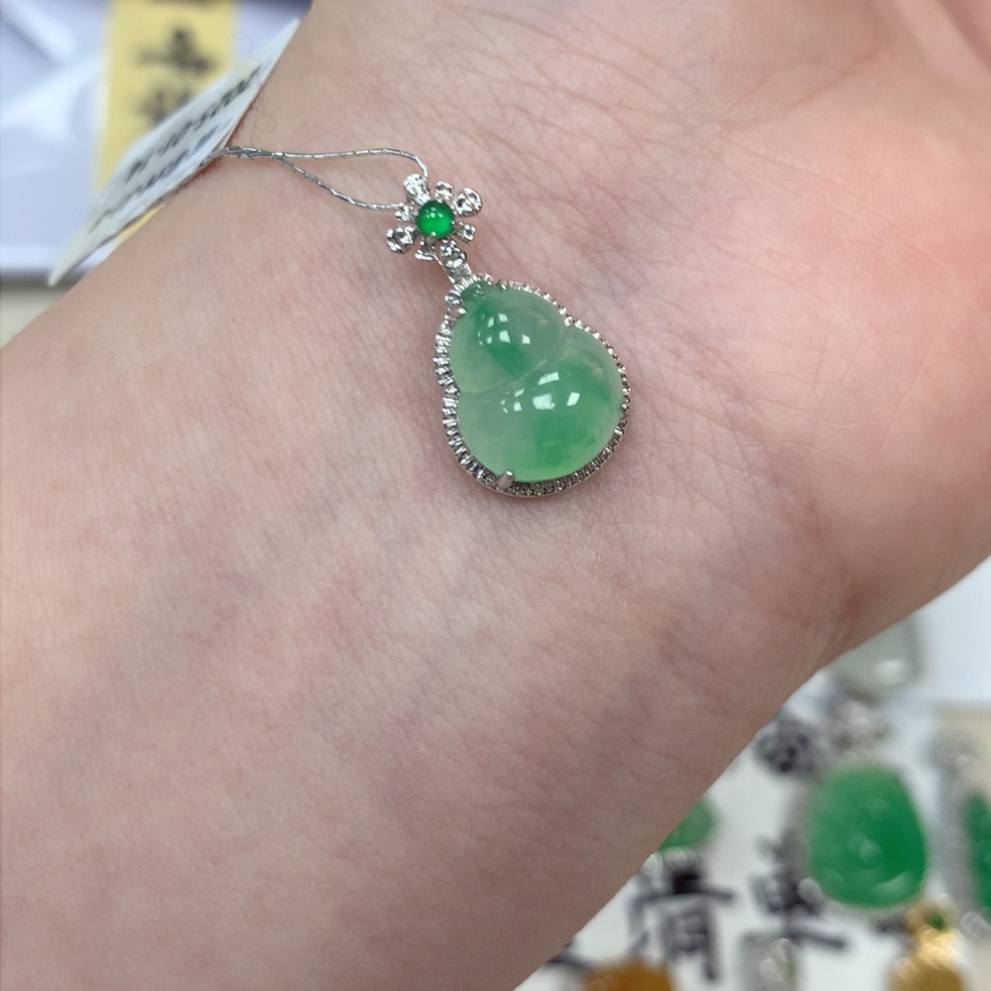 翡翠颈饰18K金镶嵌葫芦