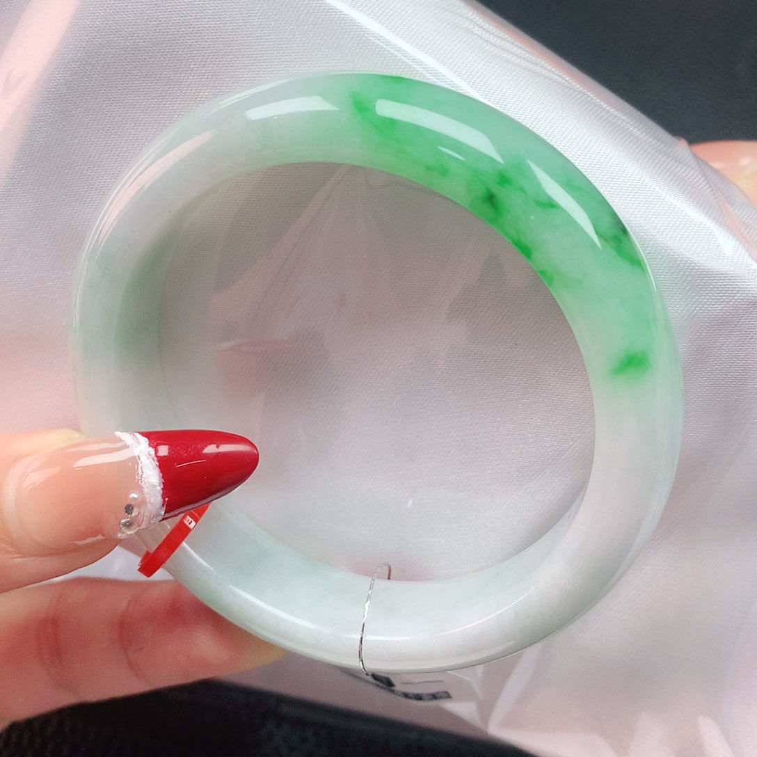 翡翠手镯未镶嵌54圈