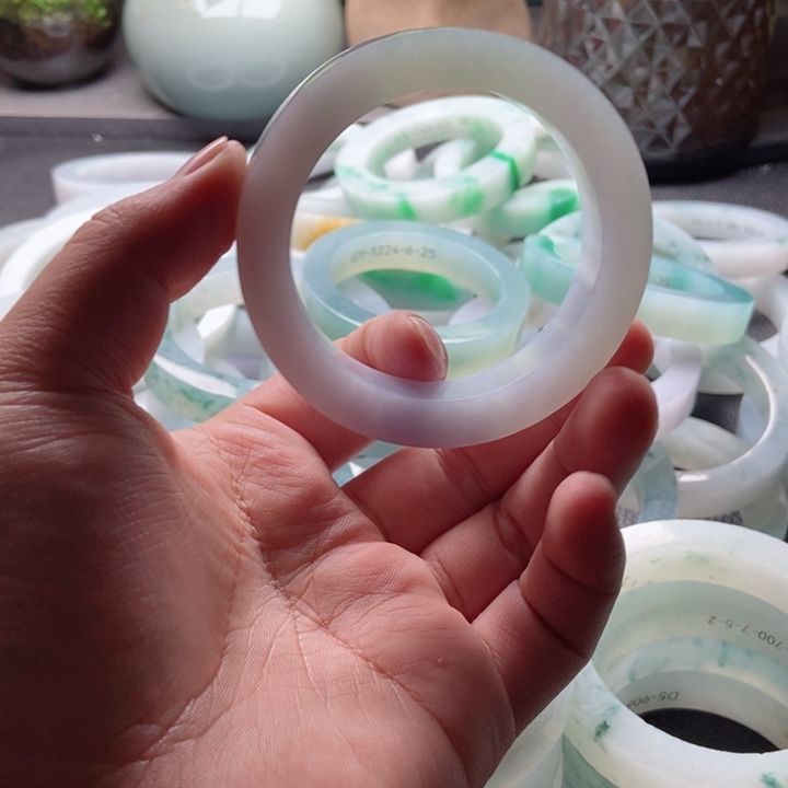 定制翡翠未镶嵌翡翠手镯