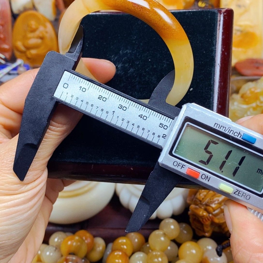 石英质玉（黄龙玉）颈饰未镶嵌