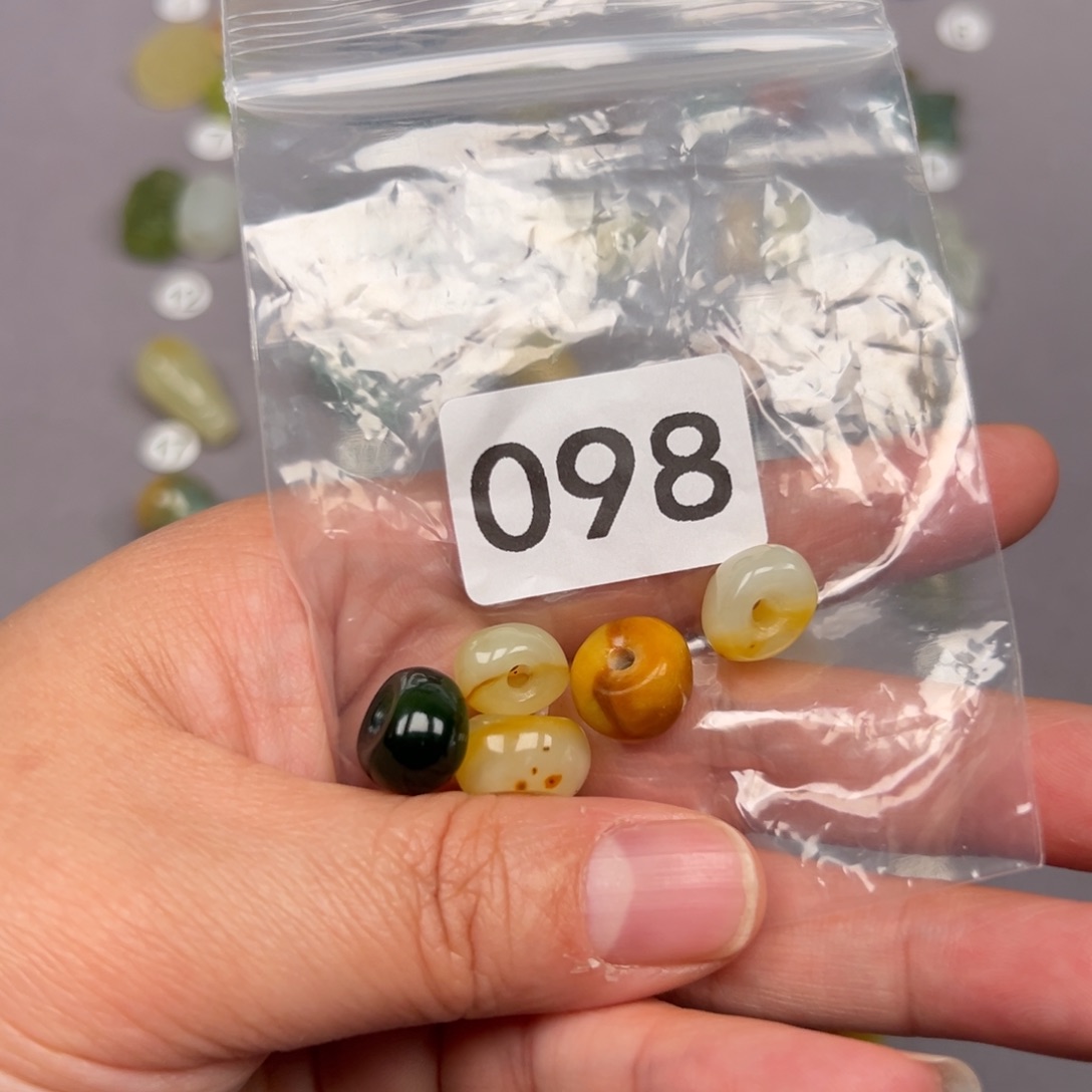 未镶嵌蛇纹石玉颈饰R**y