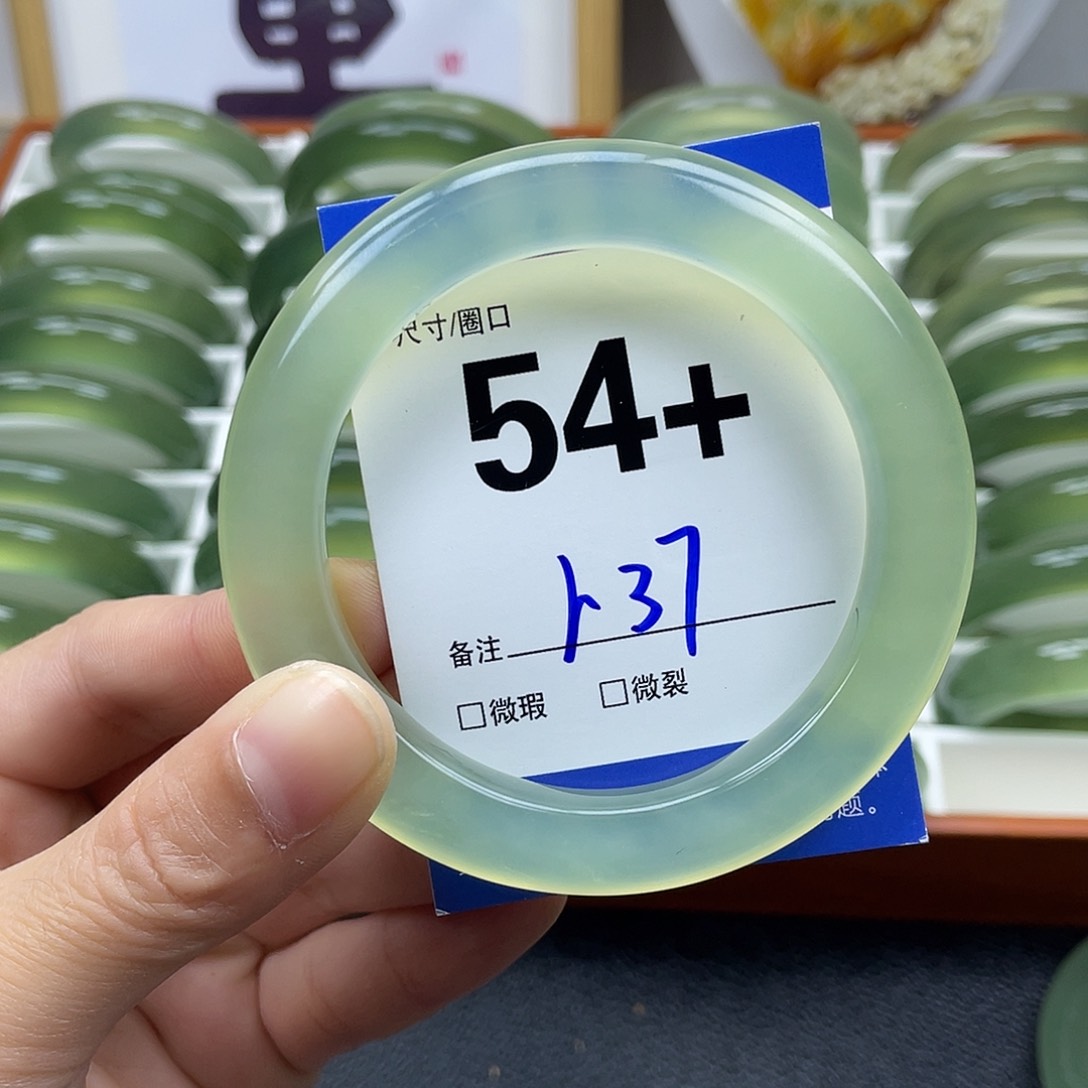 蛇纹石玉手镯未镶嵌满****红