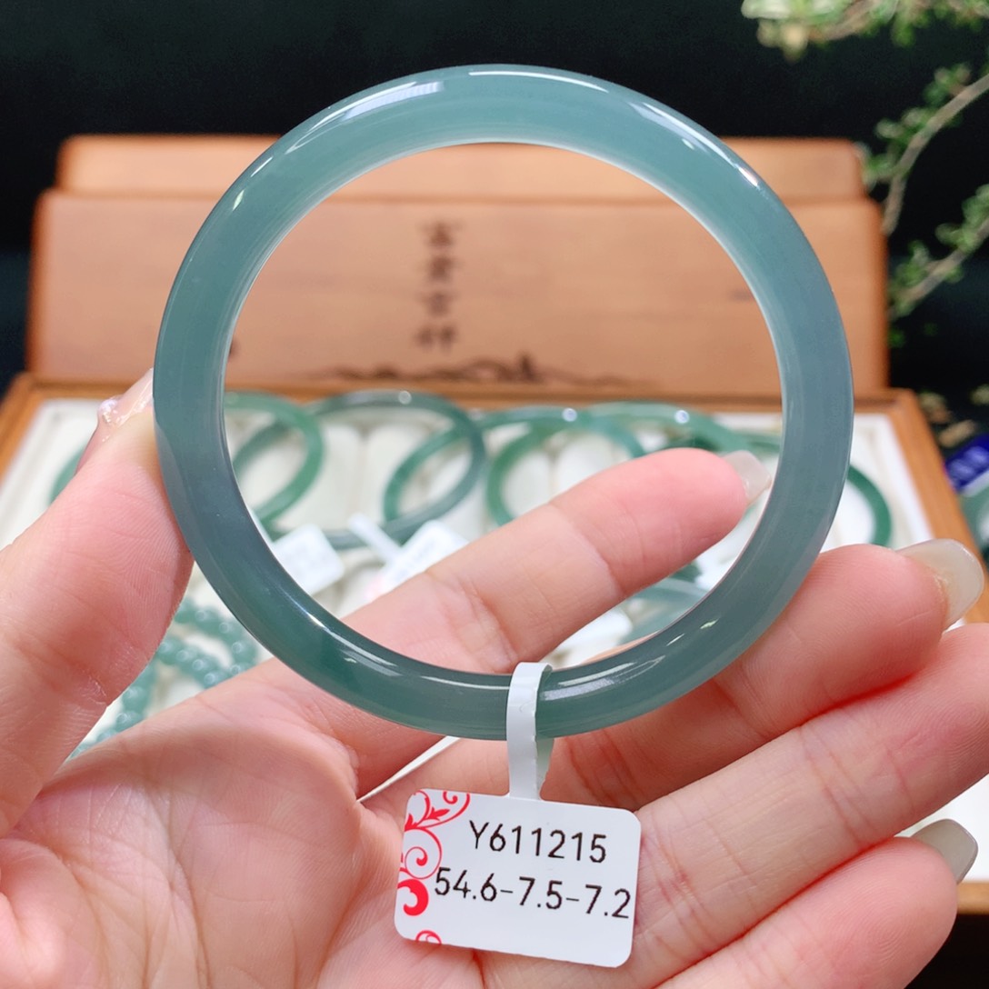 翡翠手镯未镶嵌天然