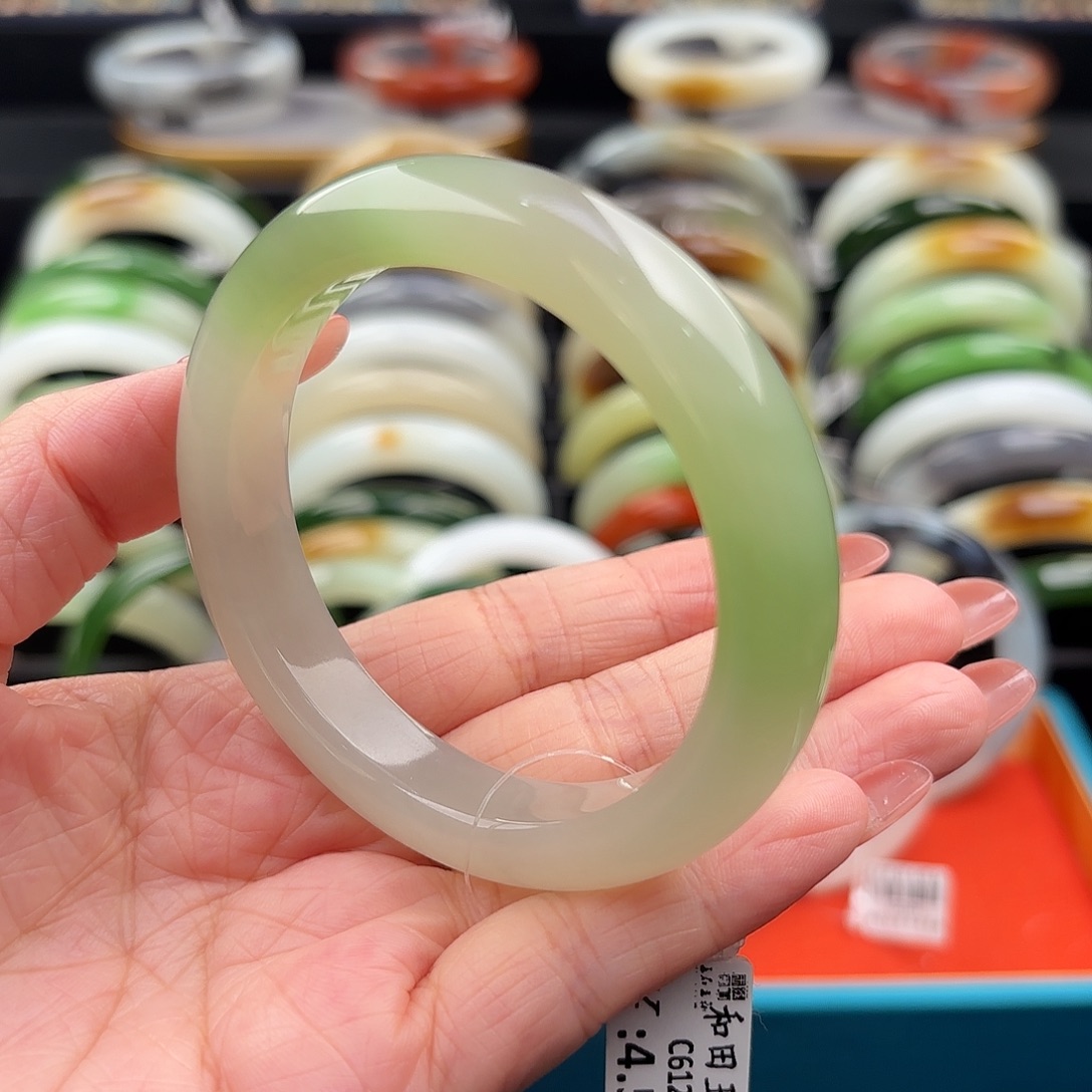 和田玉未镶嵌手镯晴白底两大口翠54.2