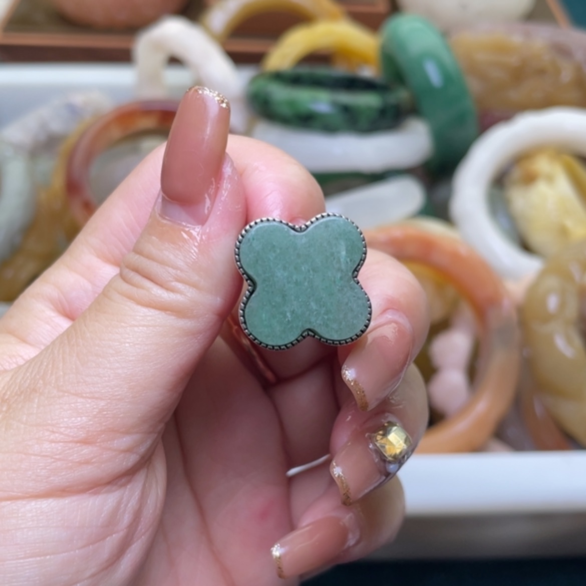 【闪购商品】未镶嵌手镯（圆镯）石英质玉