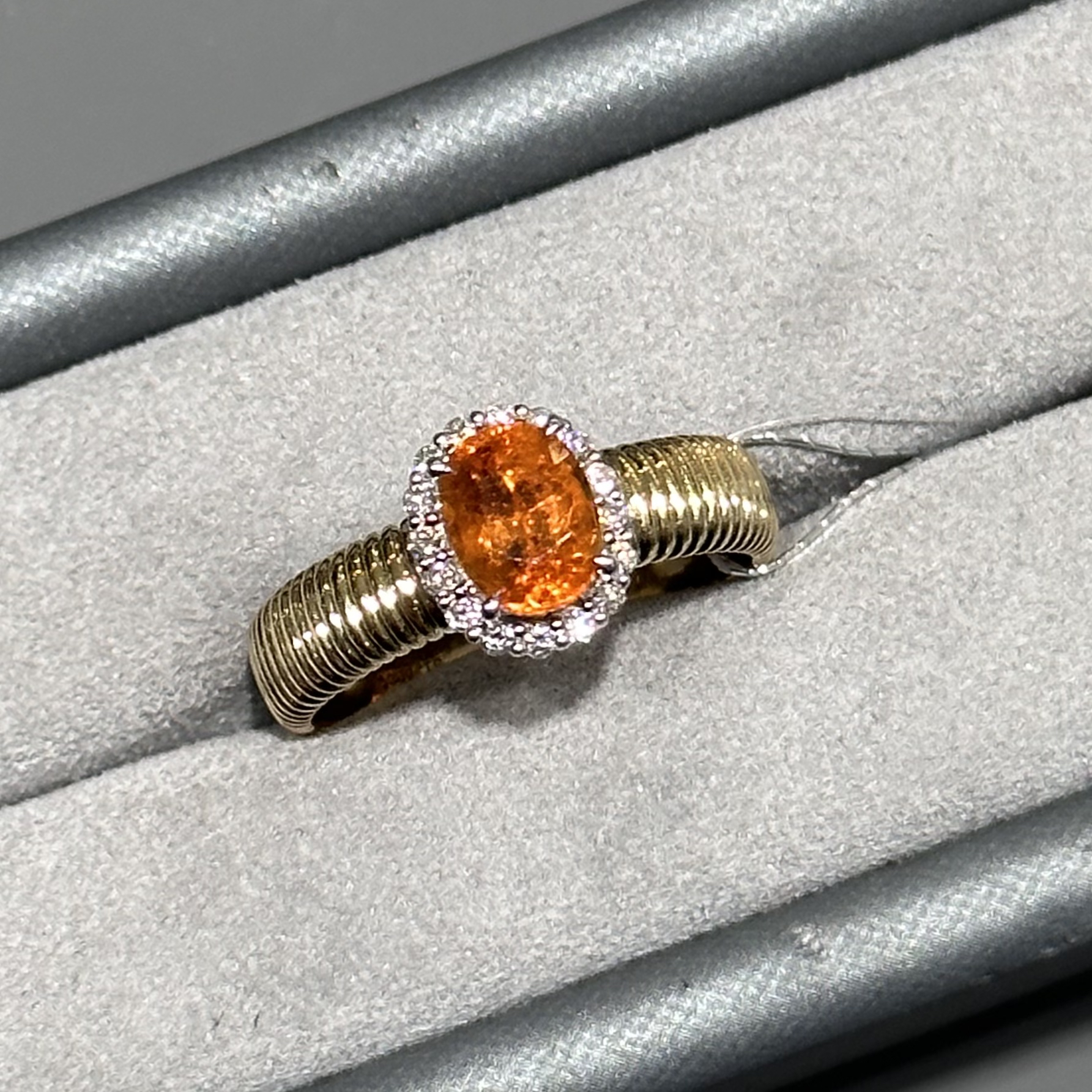 【欣阳】18K 1.3克拉 芬达围镶戒指