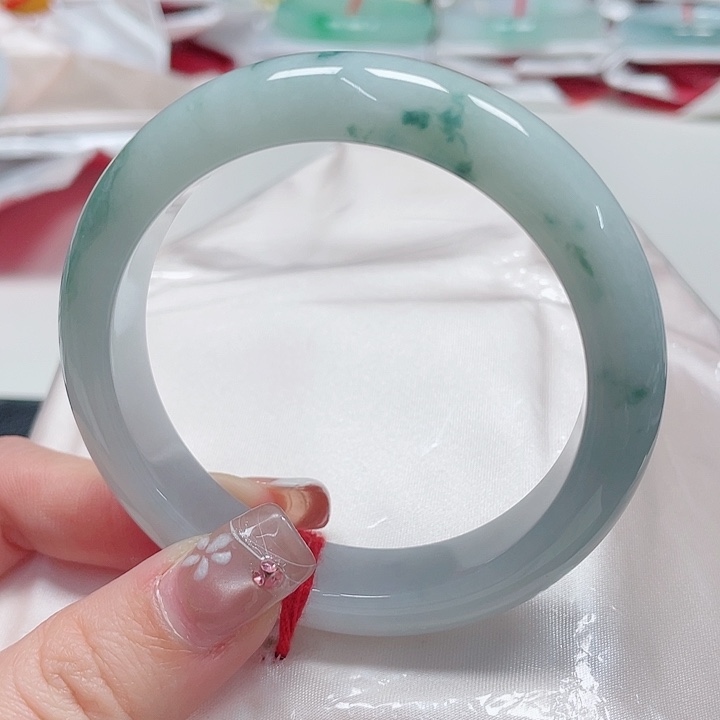 翡翠手镯未镶嵌缅甸