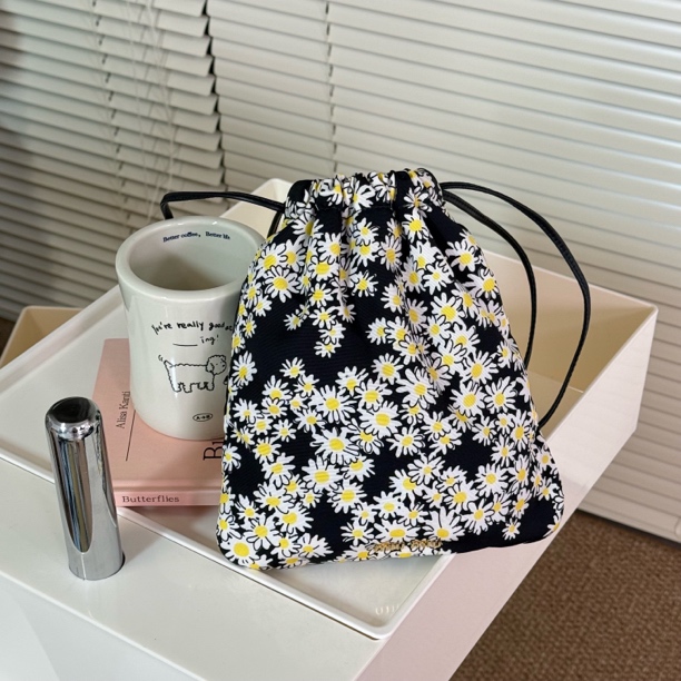 95新 MIU MIU/缪缪 可爱小雏菊抽绳手提包