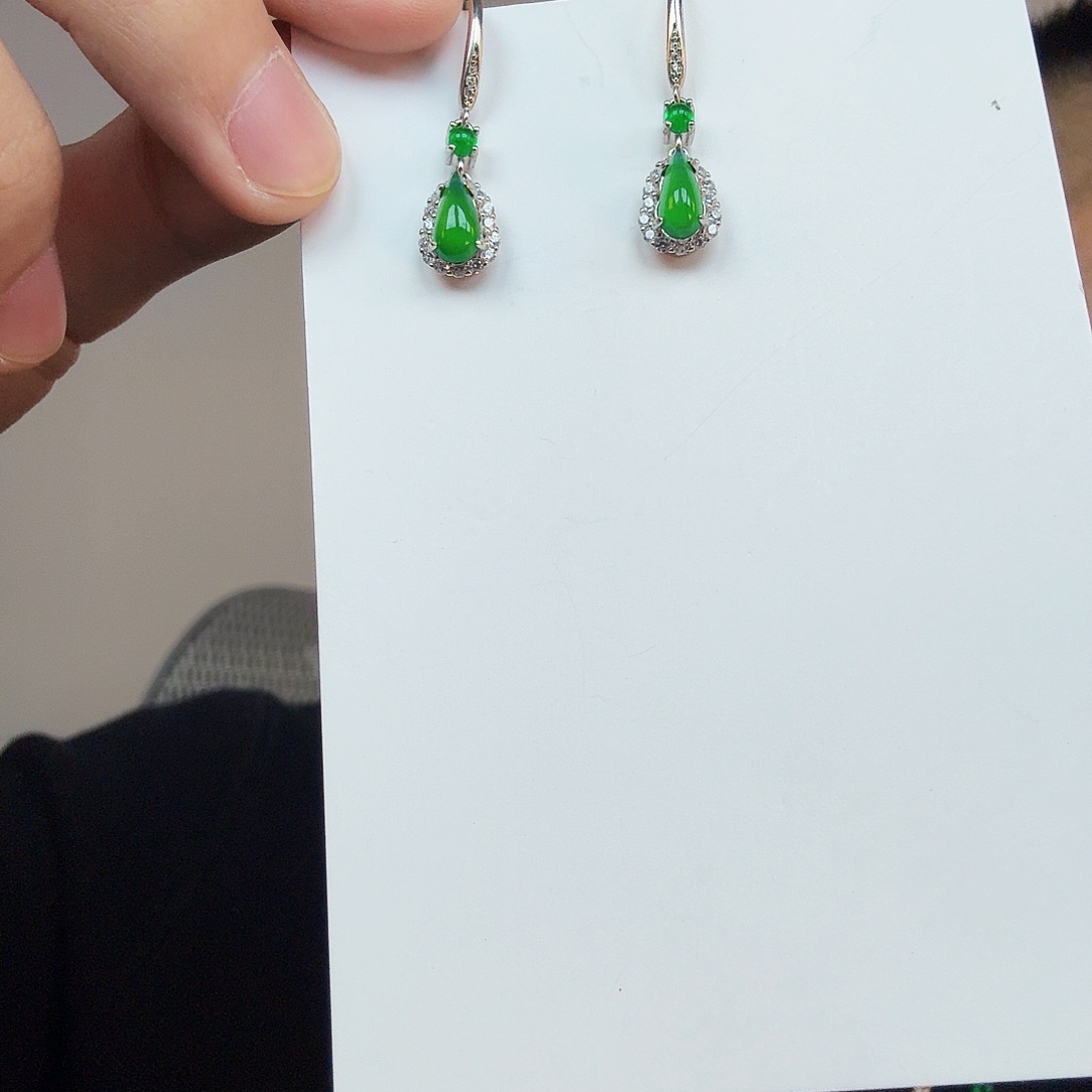 翡翠未镶嵌颈饰一对