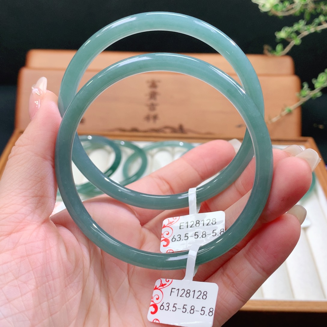 翡翠手镯未镶嵌天然